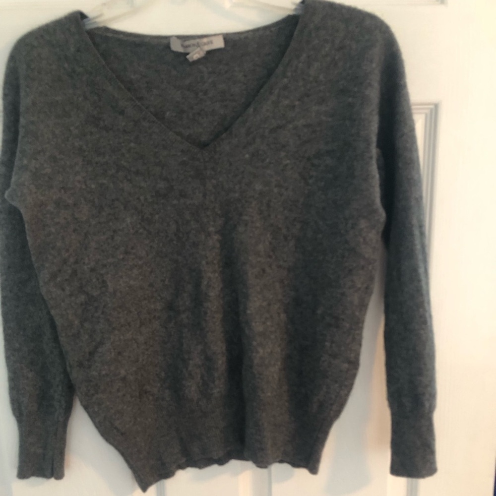 100% cashmere dark gray size small V-neck sweater by Barrow & Grove